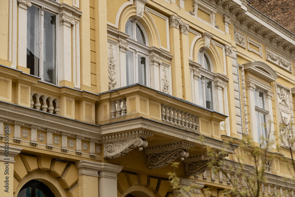 Obraz premium Historic Yellow Facade Ornate Balcony Details