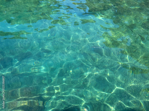 Tableau sur toile Emerald crystal-clear sea water.