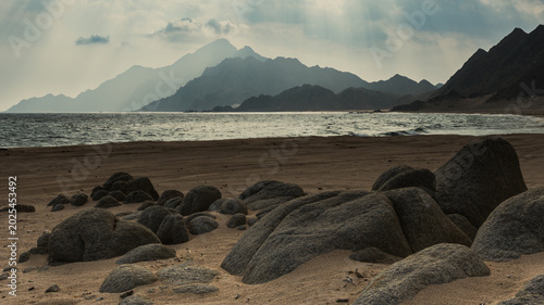 Φωτογραφία Dramatic Coastal Landscape of Sadah, Oman: Rugged Mountains
