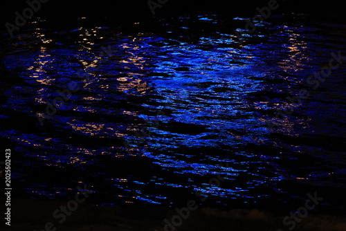 Tableau sur toile 夜の水面に映る青い光