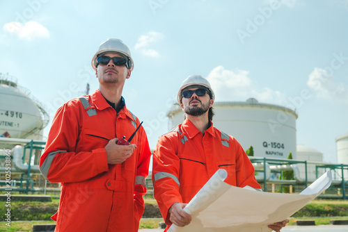 Φωτογραφία Oil and gas refinery in petroleum industry with inspection engineer, industrial