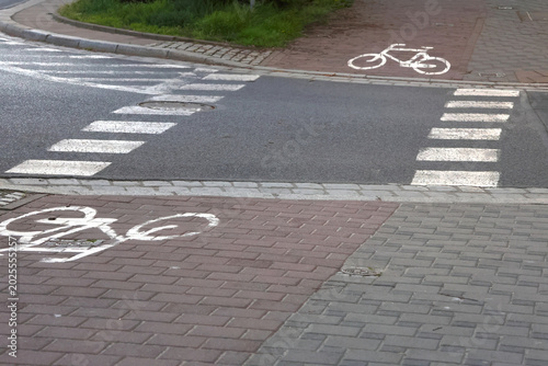 Foto Urban Bicycle Path Intersection and Roadway Segregation Markings for Safe Cyclin