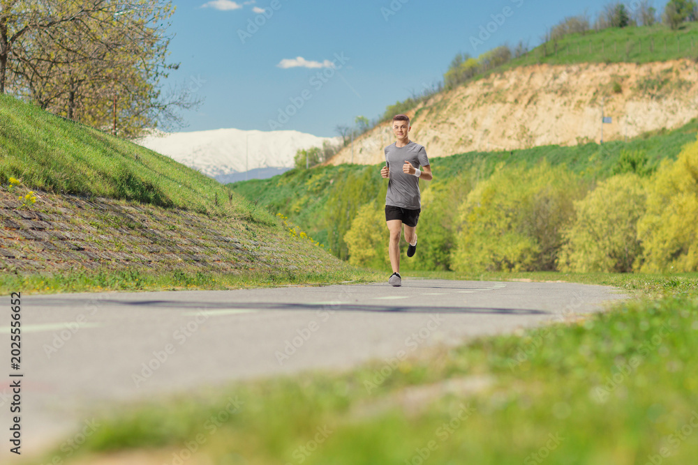 Obraz premium Guy jogging towards the camera