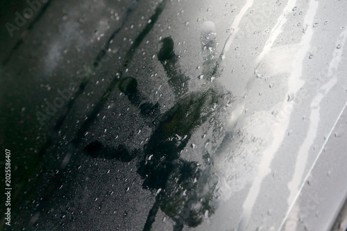 Fotografía A handprints on the dewy car window