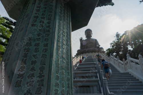 Photography Majestätische Buddha-Statue mit Tempeltreppe in Hongkong bei Sonnenlicht