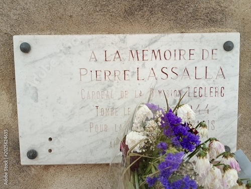 Une plaque commémorative à Paris , À la mémoire de Pierre Lassalla caporal de la Division Leclerc 