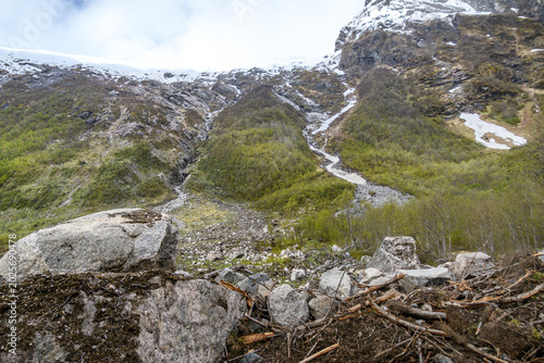 Geröll einer mächtigen Gereölllawine am Fuß einer Gletscherlandschaft in Norwegen