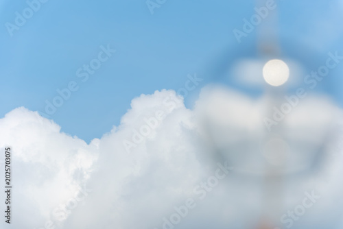 Foto Japanese glass wind chime soft blurred in the foreground with beautiful blue sky