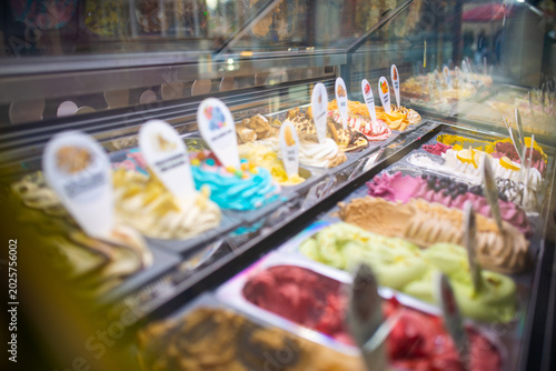 Fotografía Ice cream display case, store counter, lots of sweets
