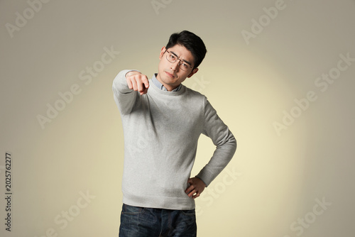 Canvastavla Stern young man pointing at viewer