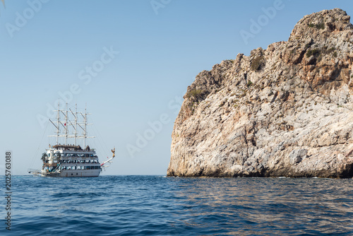 Tableau sur toile Tourist Cruise Ship Sailing Near Famous Rocky Cliff in Alanya Turkey