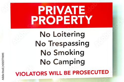 Obraz na płótnie Private property sign with no trespassing warning text