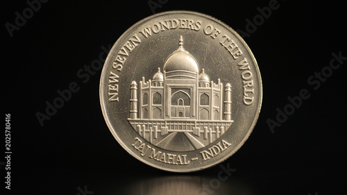 Billede på lærred A collection of gold commemorative coins featuring the New Seven Wonders of the World