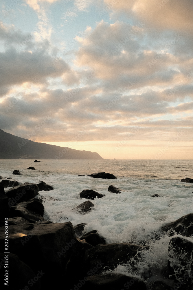 Obraz premium Magestic seascape of fiery sky reflecting on turbulent water