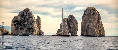 Panel kuchenny z motywem View of famous Faraglioni rocks from the sea, Capri - Italy.