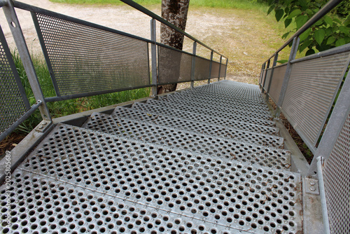 Photos Escalier galvanisé et garde-corps en métal acier déployé motifs décoratifs ajour