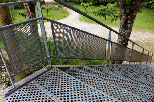 Escalier galvanisé et garde-corps en métal acier déployé motifs décoratifs ajouré rond