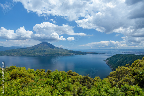Bild auf Leinwand 寺山公園展望台から望む桜島と鹿児島市街地と錦江湾の夏の風景