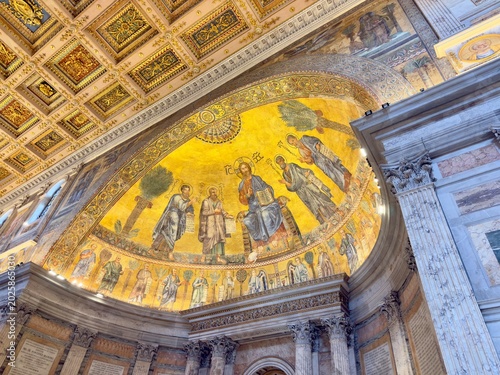 Foto The golden mosaic apse inside the Papal Basilica of Saint Paul Outside the Walls