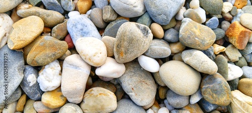 Foto Balanced distribution of river stones creating a harmonious pattern