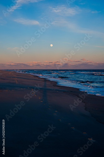 Photos moonrise over the sea