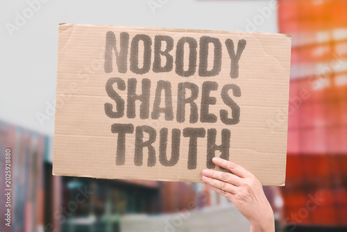 Foto "Nobody Shares Truth" Common factual ground has eroded in online public spaces