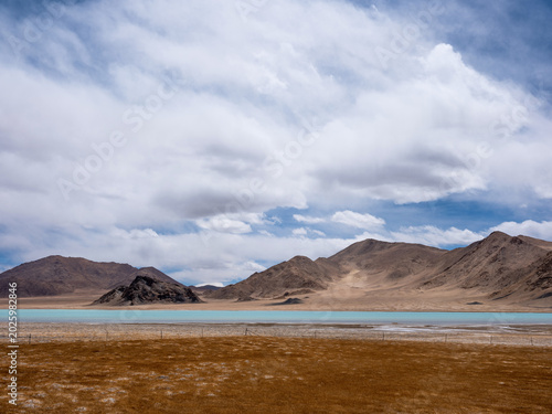 lake and mountains，Scenery of the uninhabited area of Tibet, blue sky and white clouds, plateau landforms, breathtaking scenery