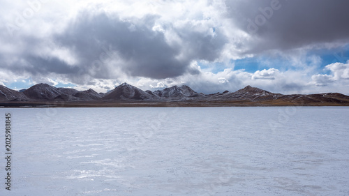 Photography lake and mountains，Scenery of the uninhabited area of Tibet, blue sky and white