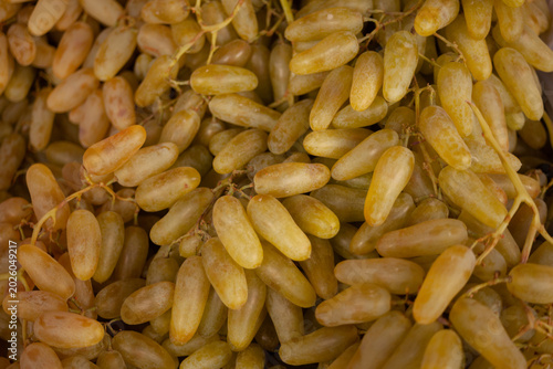Εκτύπωση καμβά White grapes flaunt on the counter of a grocery store