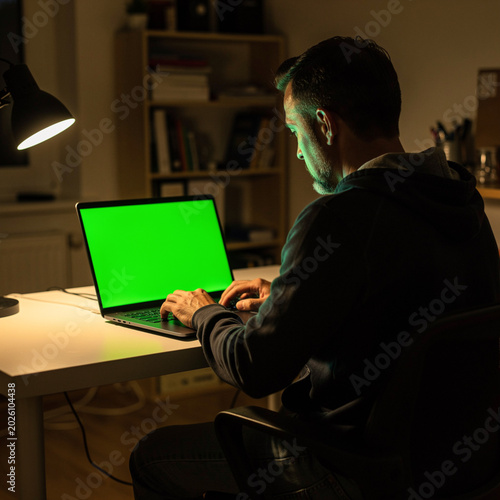 Développeur indépendant qui travaille à la maison devant écran vert