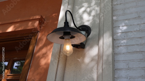 Foto Outdoor wall lamp with Edison bulb and shadows