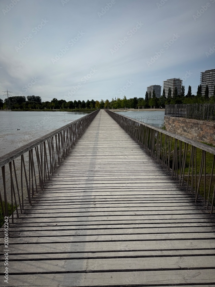 Obraz premium wooden bridge over the sea