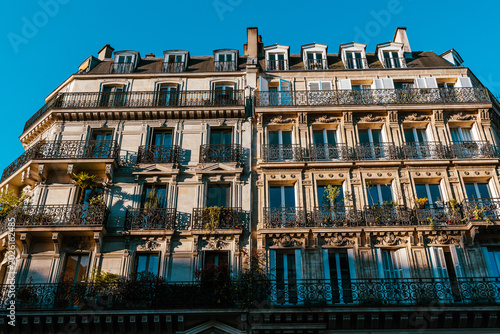 Bilde på lerret Classic Paris residential building with wrought iron balconies, tall windows and