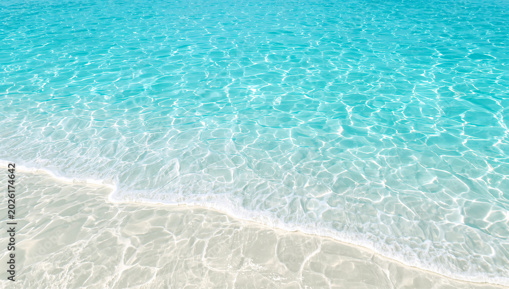 Obraz premium 透明な南国の海と白い波が広がる夏の背景素材