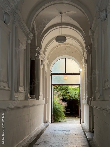 Konstfotografi Elegant historic arcade with arches and natural light