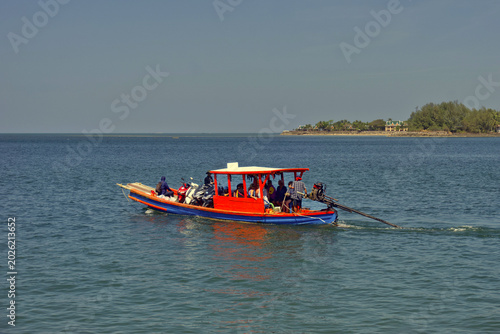 Valokuva Motorcycle ferry to Koh Ko Khao en route from the mainland, Phan