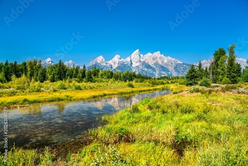 Tableau sur toile Breathtaking view of the Grand Teton Mountain Range reflecting in the calm water