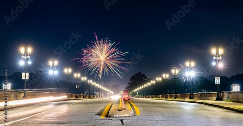 Quadro su tela 4th of July fireworks above State Street Bridge or Soldiers and Sailors Memorial