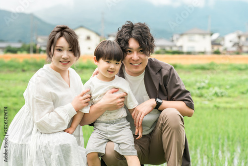 Foto Images of families who have moved to the countryside, rural living, and support for relocation