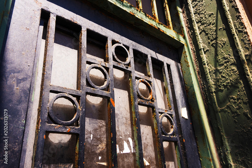 Foto Close-up of a rustic, old metal gate with a melancholic mood, showcasing industrial style and weathered texture