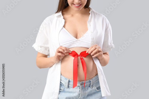 Young pregnant woman with b...