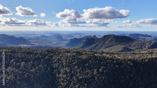 Quadro em tela Panoramic View of Rugged Australian Mountain Range Under Cloudy Blue Sky