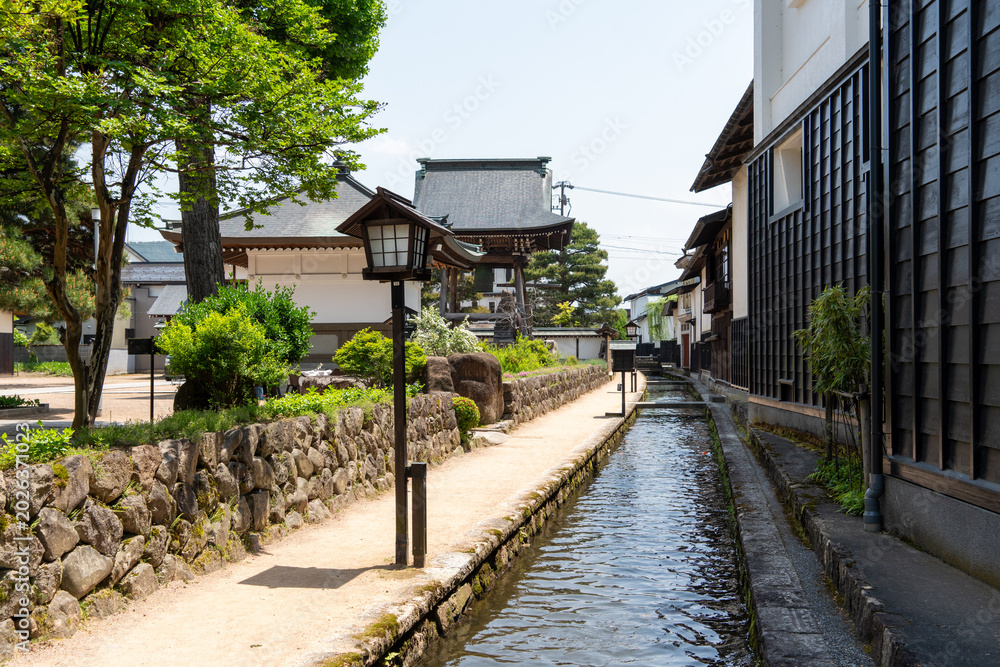 Fototapeta premium 飛騨古川、白壁土蔵の町並みと瀬戸川