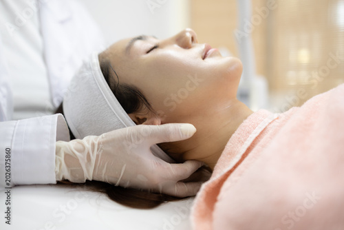 Foto Woman relaxes during facial treatment