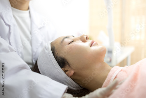 Foto Woman relaxes during facial treatment