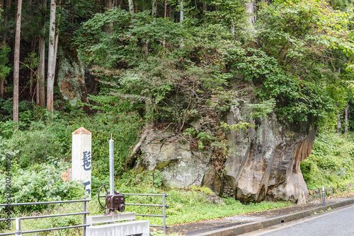 Obraz na plátne 日本：髢石（かもじいし）／悪路王に殺された娘たちの髪の毛が流れ着き絡んだという伝説の巨岩／岩手県平泉町・10月