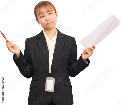 資料と赤ペンを持って悩んでる女性