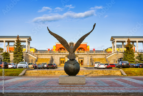 Cuadro en lienzo Railway Square ensemble in Oryol city with eagle sculpture, Oryol region of Russ