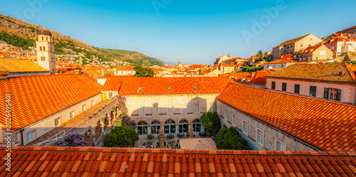 Foto Golden hour panorama of Dubrovnik's historic fortifications and old port at dusk
