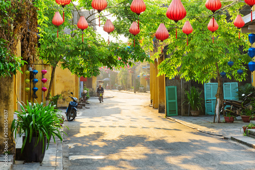 Fotografía Amazing cozy street decorated with silk lanterns, Vietnam